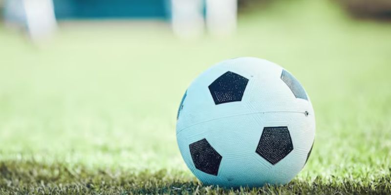 Cầu thủ đột quỵ trên sân cỏ vì lý do quá sức