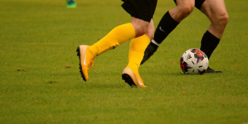 Cầu thủ thực hiện cú dứt điểm hiểm hóc đánh bại thủ môn