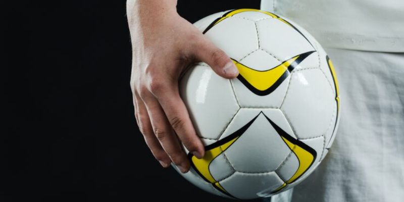 Trọng tài bắt lỗi kỹ thuật ném biên cực gắt