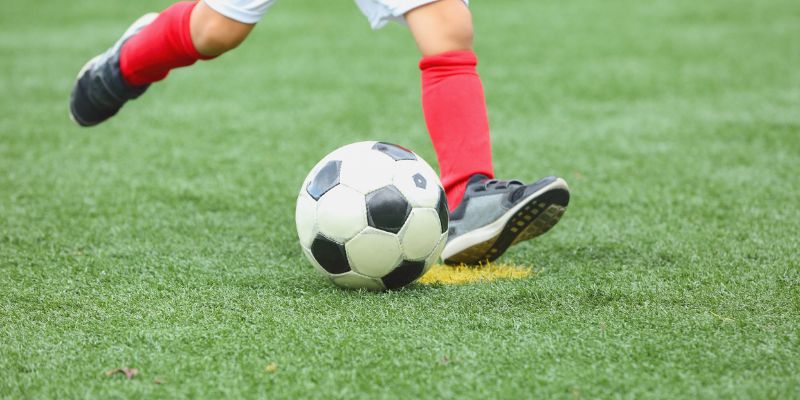 Cầu thủ tranh chấp bóng quyết liệt sát đường biên