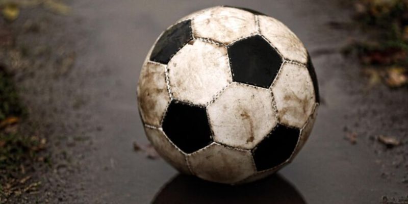 Trọng tài Sato tập trung cao độ quan sát diễn biến