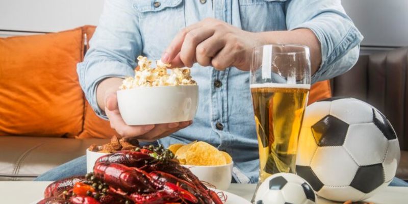 Đồ khô trong xem bóng đá ăn gì